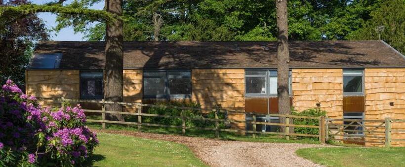 تختخواب و صبحانه The Garden House