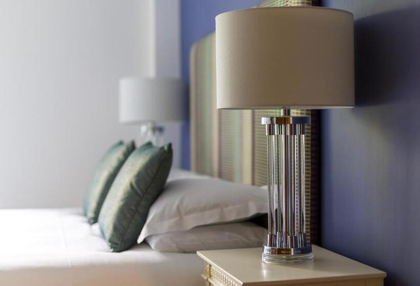 تختخواب و صبحانه The Garden House