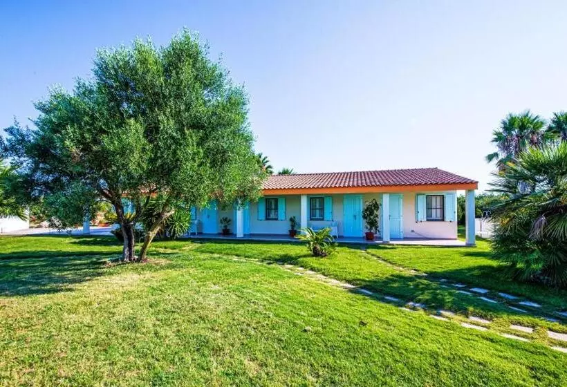 ホテル Agriturismo Is Cortillaris