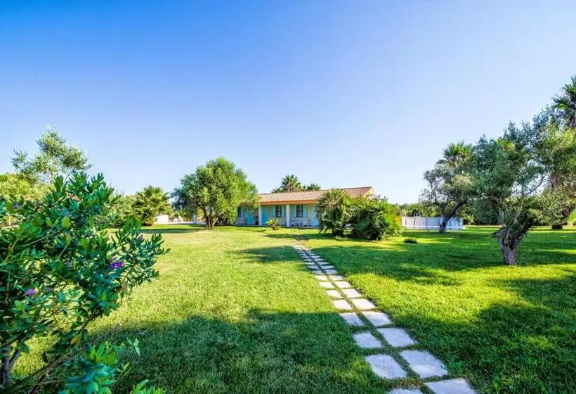 ホテル Agriturismo Is Cortillaris