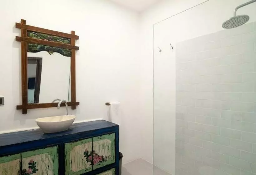 ホテル The Lodge Canggu