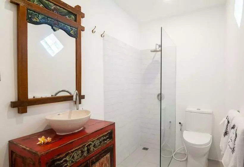 ホテル The Lodge Canggu