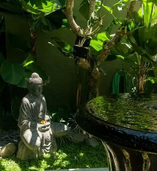 ホテル The Lodge Canggu