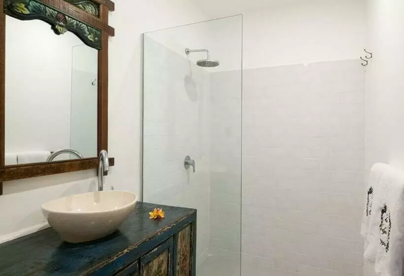 ホテル The Lodge Canggu