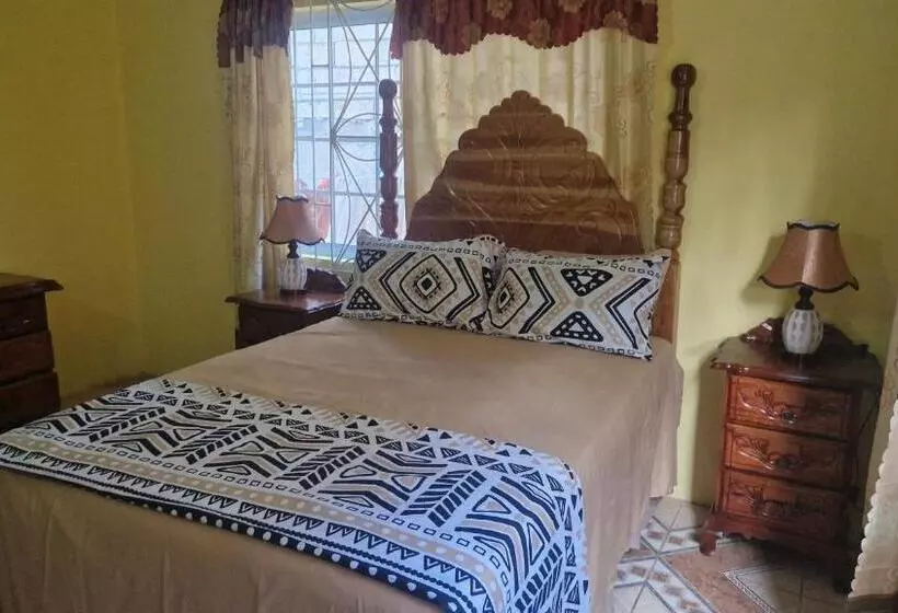 پانسیون Bev's Rosevilla