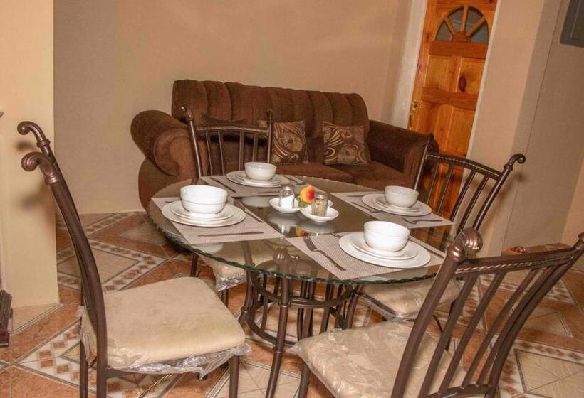 پانسیون Bev's Rosevilla