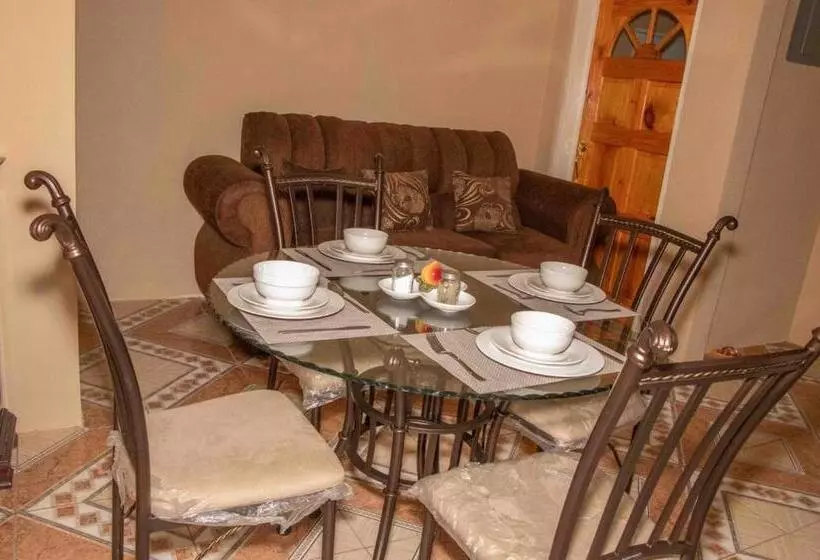 پانسیون Bev's Rosevilla