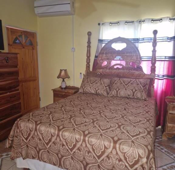 پانسیون Bev's Rosevilla