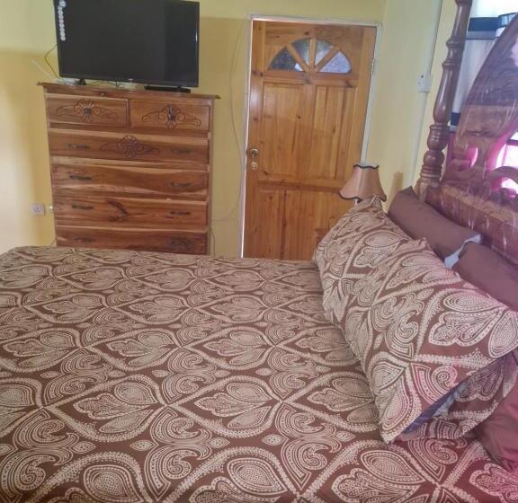 پانسیون Bev's Rosevilla