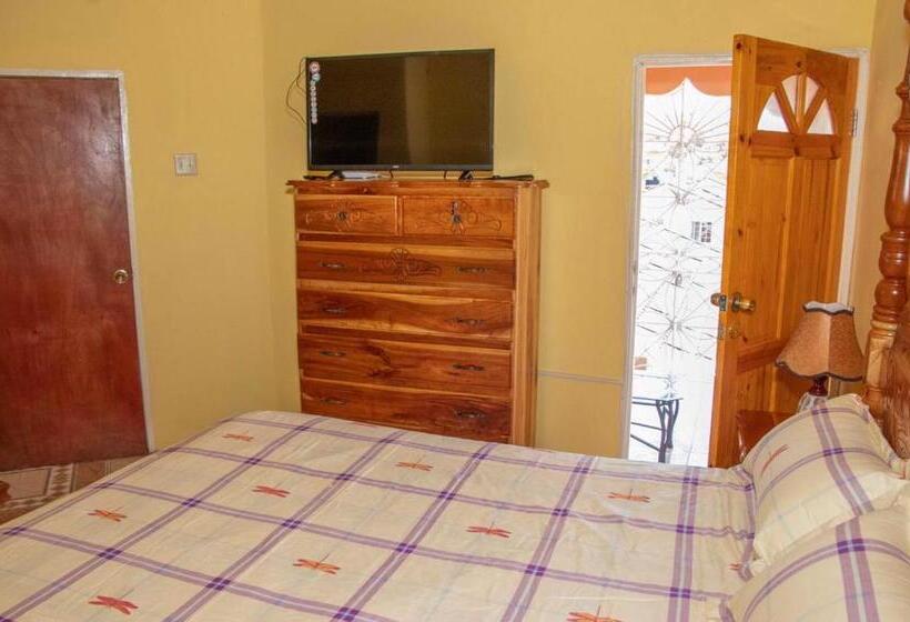 پانسیون Bev's Rosevilla