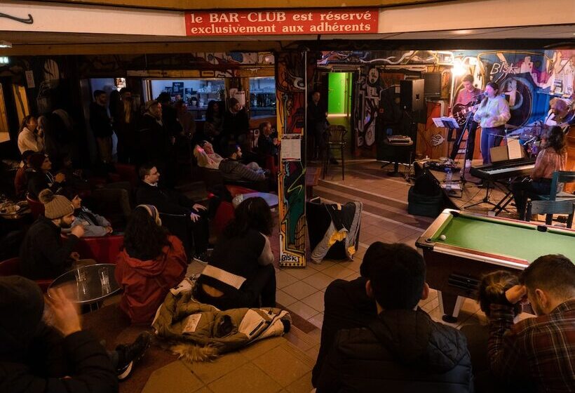 호스텔 Auberge De Jeunesse Hi Chamonix