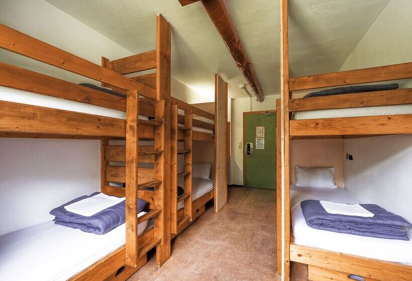 호스텔 Auberge De Jeunesse Hi Chamonix