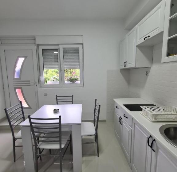 پانسیون Apartmani Popivoda