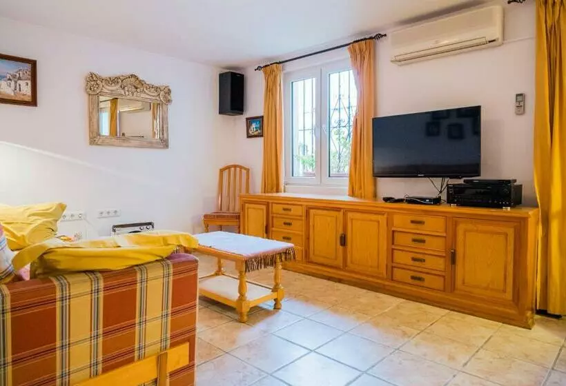 Отель Casa Charlotte Nerja