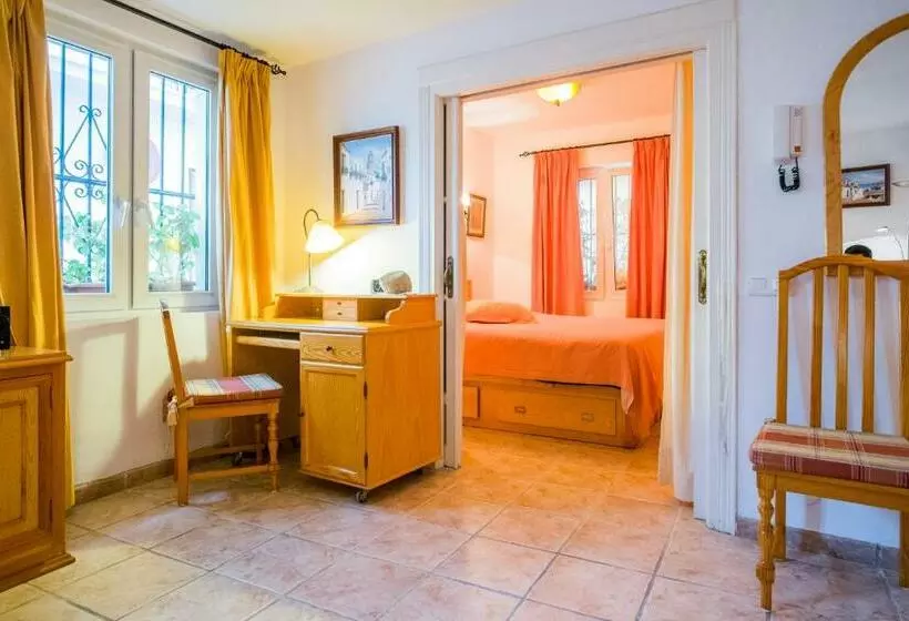 Отель Casa Charlotte Nerja