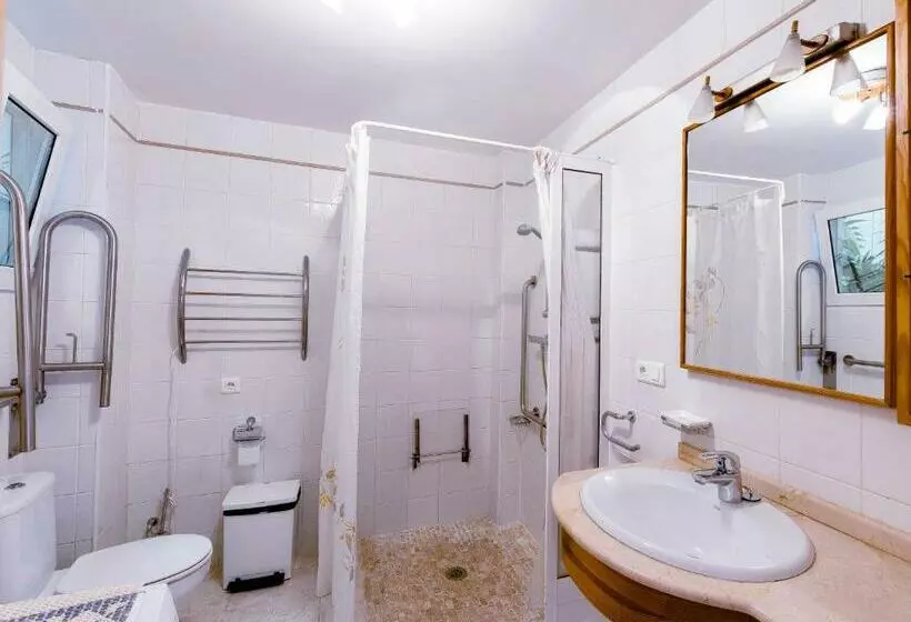 Отель Casa Charlotte Nerja