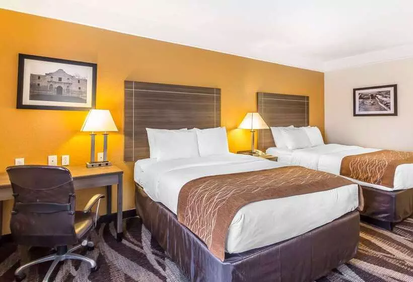 ホテル Comfort Inn Near Frost Bank Center
