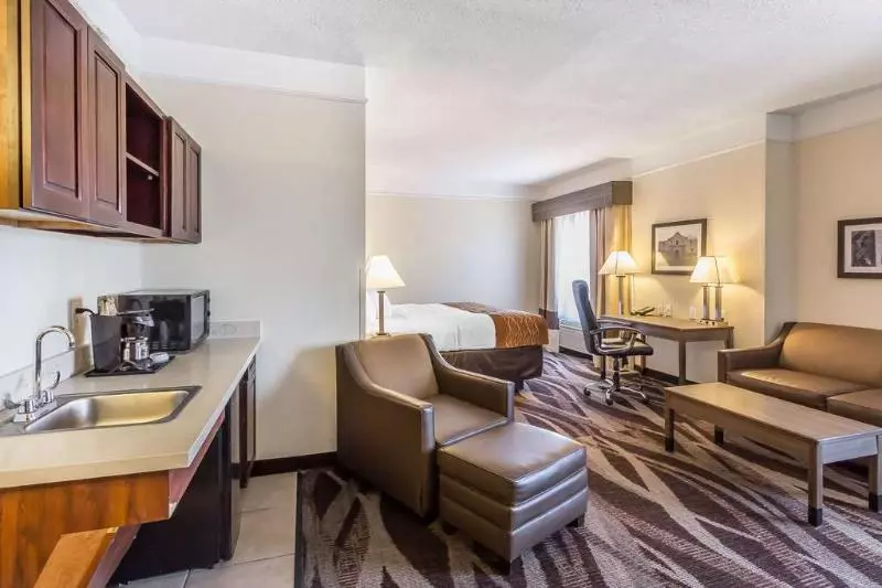 ホテル Comfort Inn Near Frost Bank Center