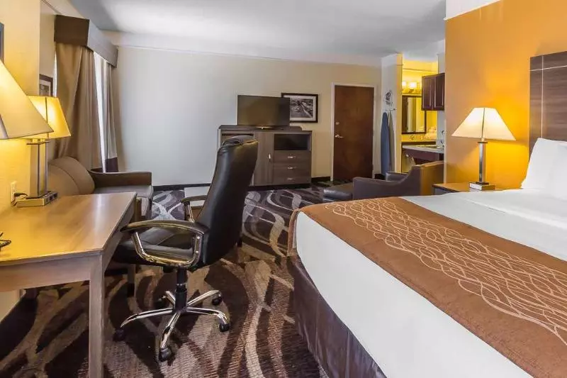 ホテル Comfort Inn Near Frost Bank Center
