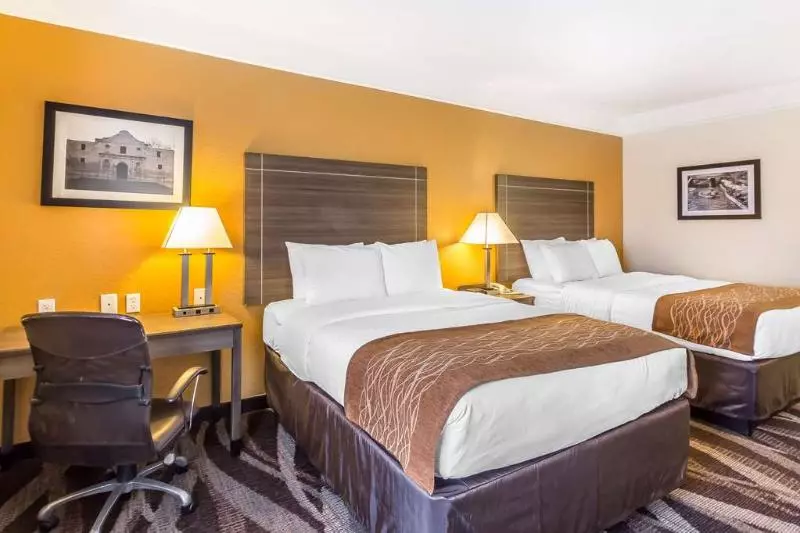 ホテル Comfort Inn Near Frost Bank Center