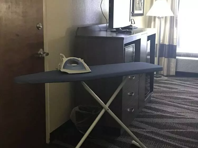 ホテル Comfort Inn Near Frost Bank Center