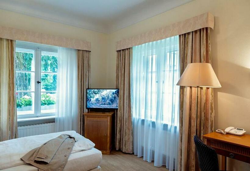 Отель Romantik  Bayrisches Haus Potsdam