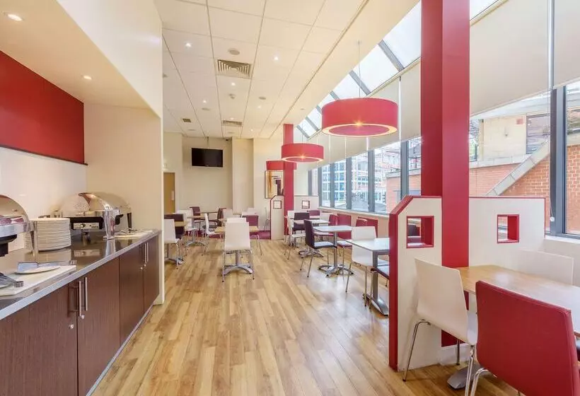 Отель Travelodge Leeds Central