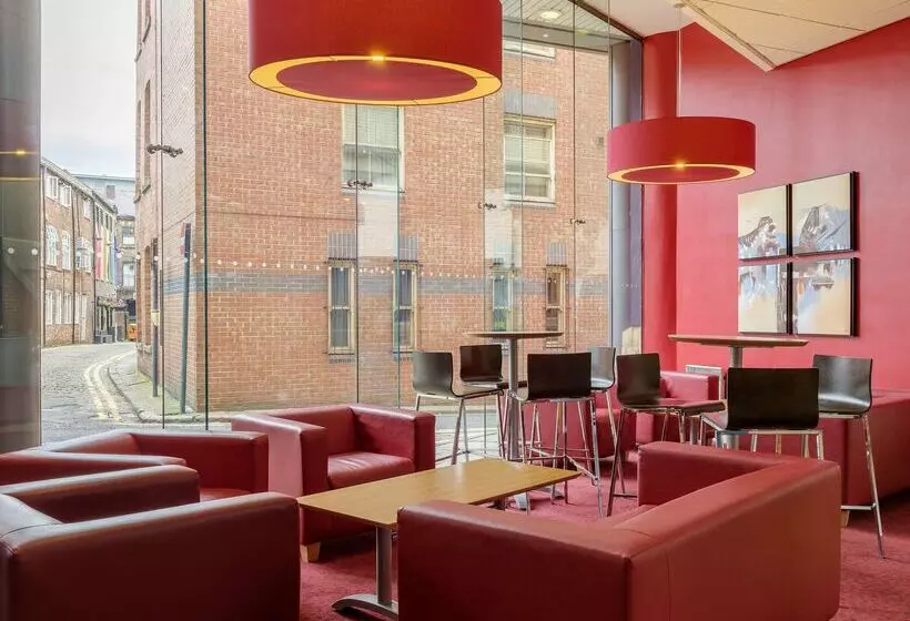 Отель Travelodge Leeds Central