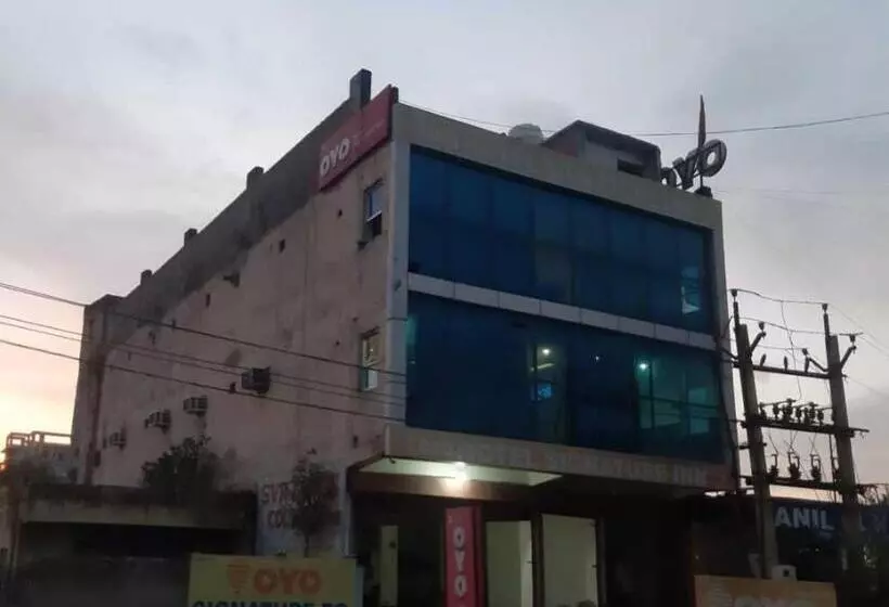 ホテル Oyo 37918  Signature Inn