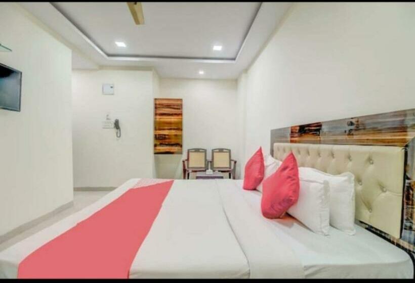 Hotel Oyo 72564 Om Sai Lodge