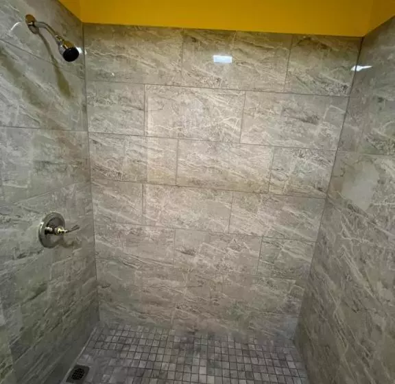 Hotelli Dragon Inn & Suites