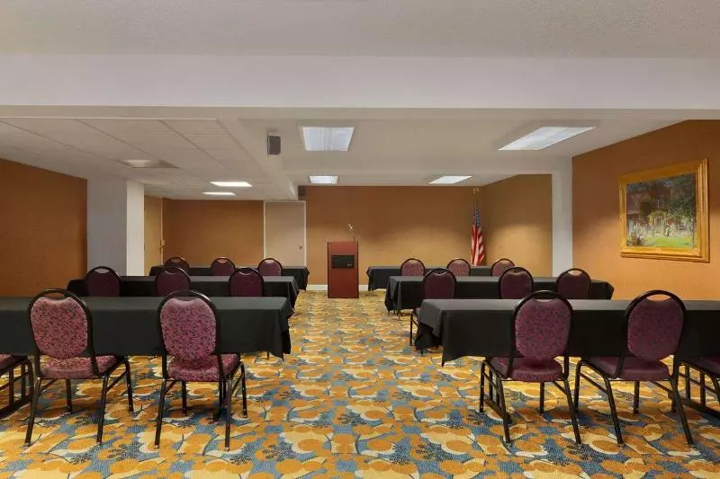 Hotel Baymont By Wyndham Latham Albany Airport