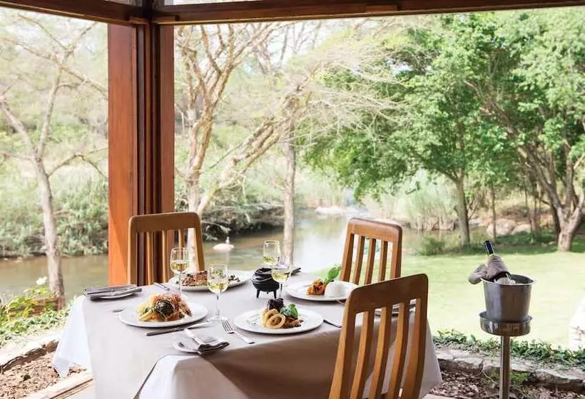 Отель Hippo Hollow Country Estate