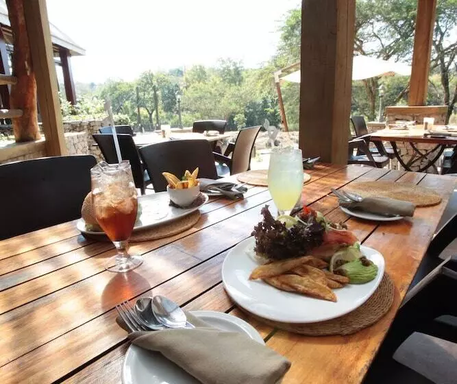 Отель Hippo Hollow Country Estate