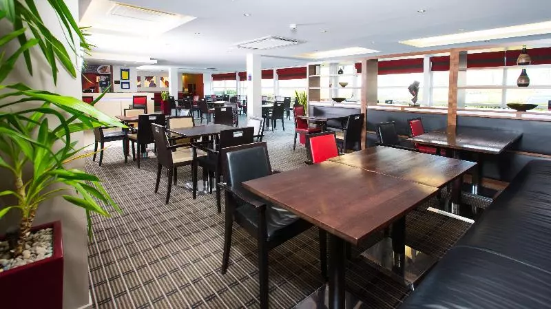 בית מלון כפרי Holiday Inn Express Milton Keynes, An Ihg