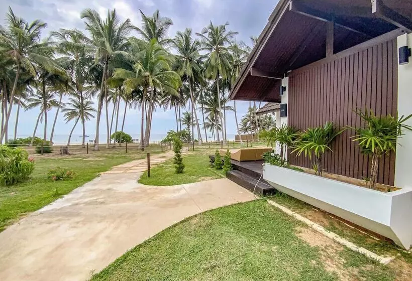 Отель Chumphon Cabana Resort