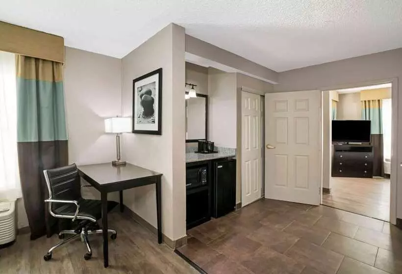 Отель La Quinta By Wyndham Lebanon