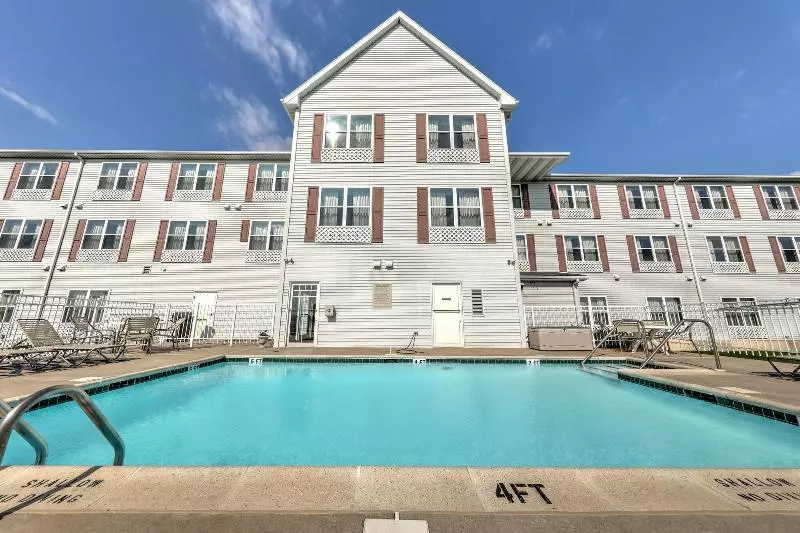 هتل Lancaster Inn & Suites