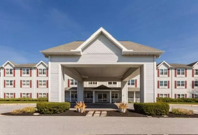 هتل Lancaster Inn & Suites
