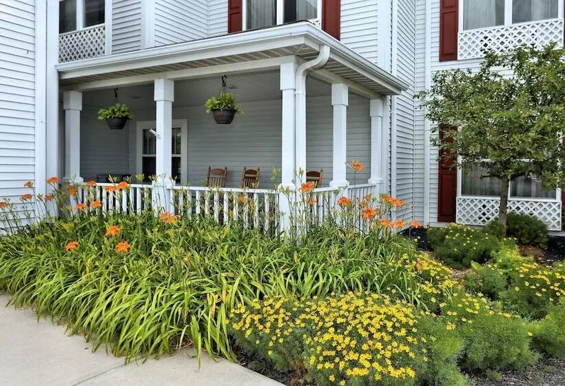 هتل Lancaster Inn & Suites