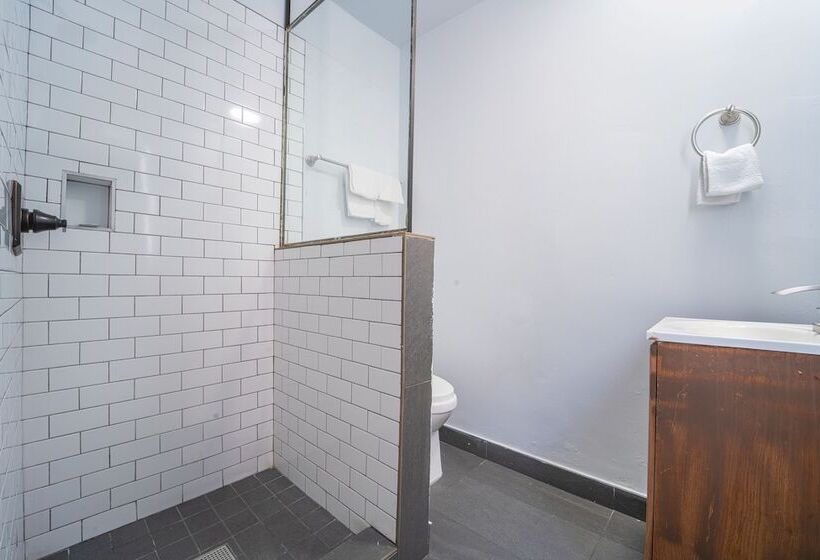 ホテル Rodeway Inn & Suites North Hollywood Burbank Airport   Universal Area