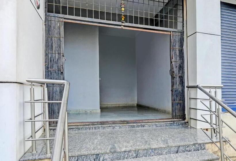 Hotel Oyo 39950 A K Residency