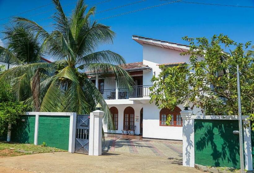 بنسيون Lakeside Villa