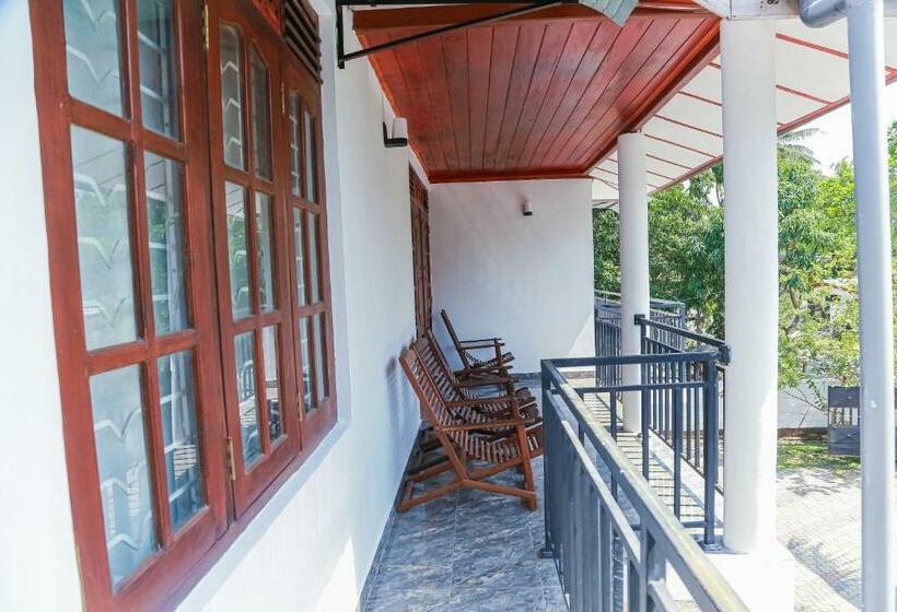 بنسيون Lakeside Villa