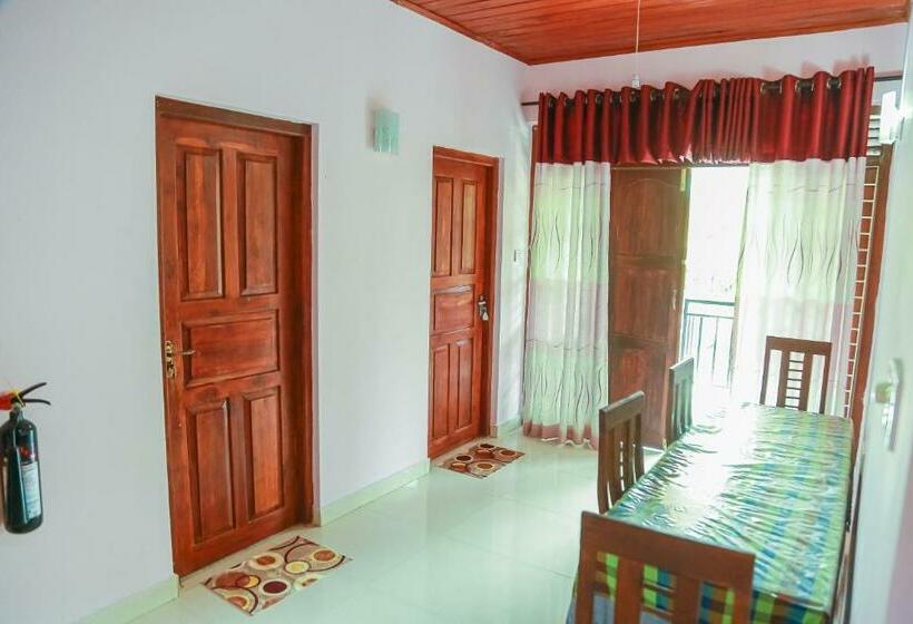 بنسيون Lakeside Villa