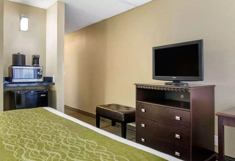 هتل Comfort Inn & Suites Kansas City   Northeast