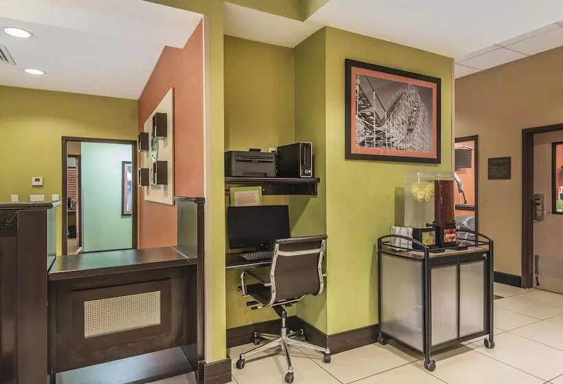 هتل Comfort Inn & Suites Kansas City   Northeast