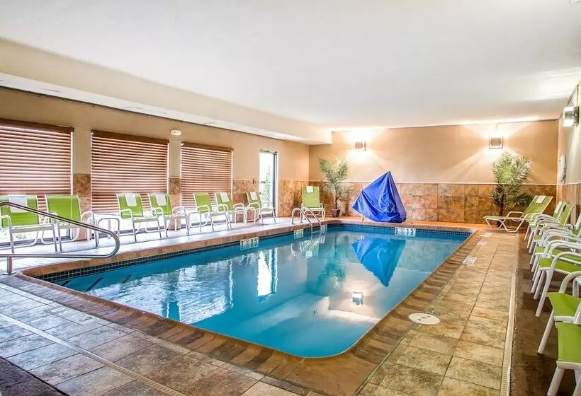 هتل Comfort Inn & Suites Kansas City   Northeast