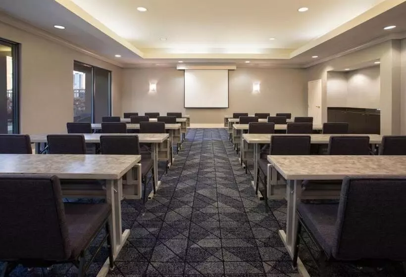 هتل Courtyard Worcester