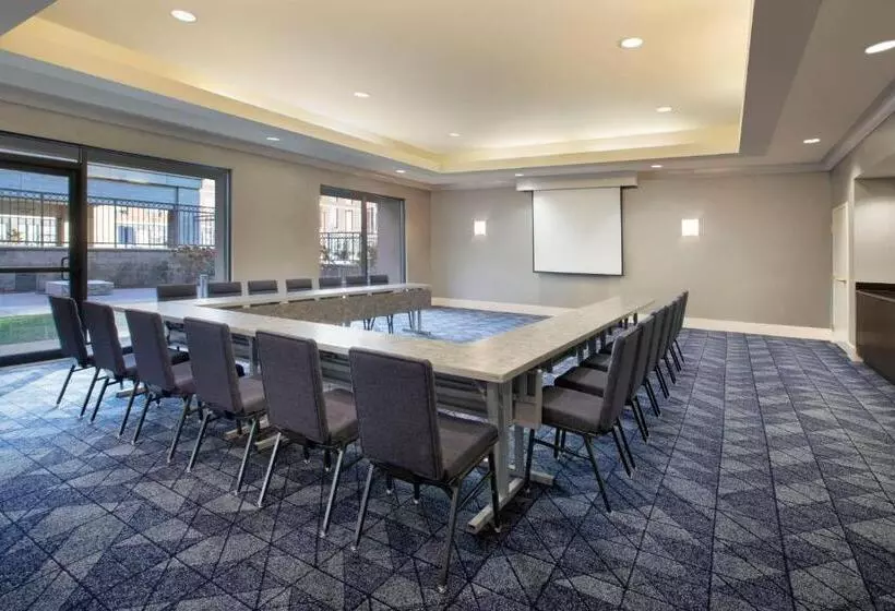 هتل Courtyard Worcester